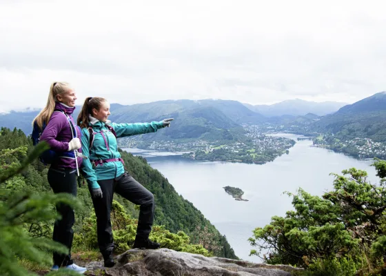 Two women hiking in the Norwegian mountains