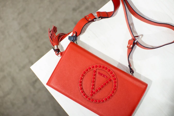 En rød skulderstroptaske af mærket Valentino