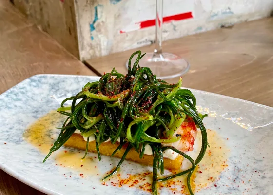 Polenta toppad med tarama, räkor och agretti på Eprepe Bar