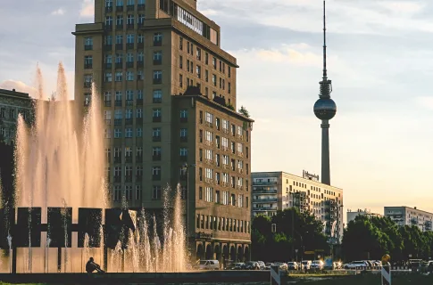 En fontän i solnedgången i Berlin