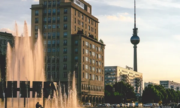 En fontän i solnedgången i Berlin