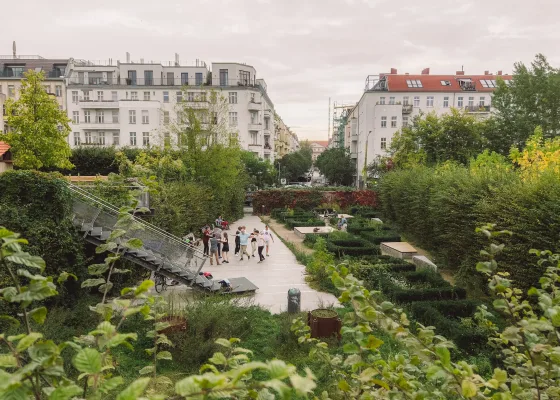 Den lummiga parken Mauerpark i Berlin