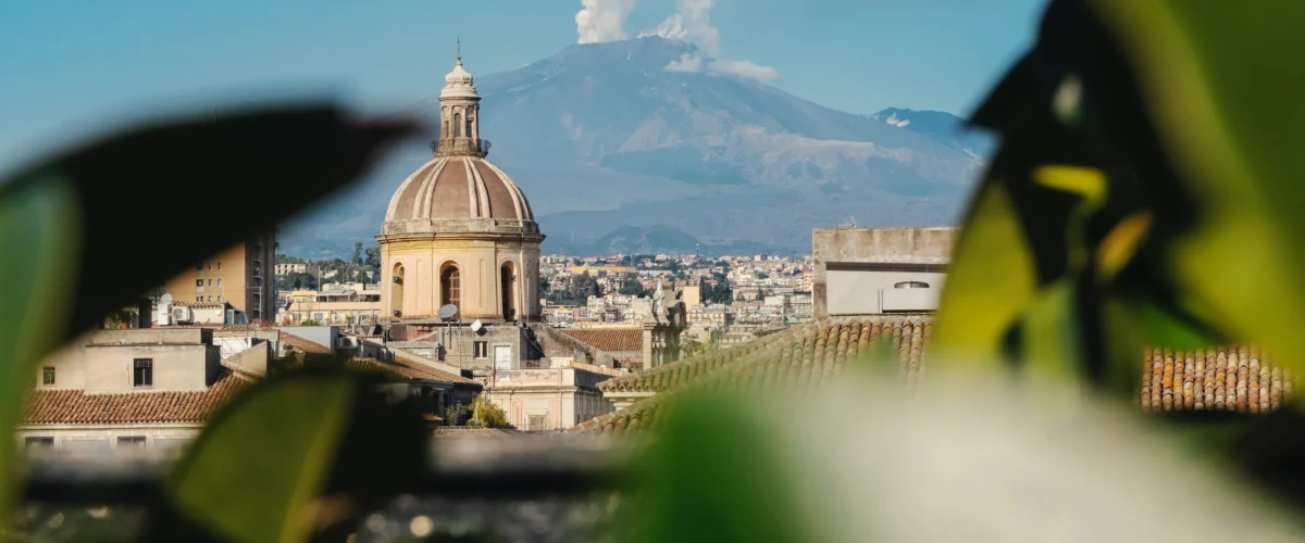 Utsikt över Catania och den aktiva vulkanen Etna