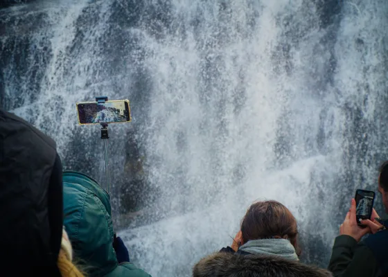 Folk, der fotograferer et vandfald