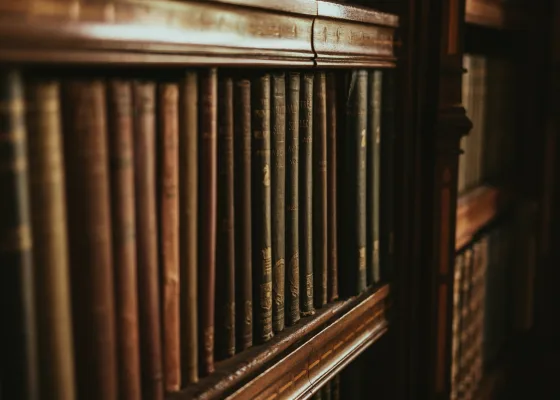 Antikke bøker i en bokhylle