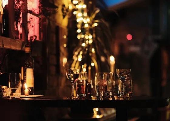 Cocktails och drinkar i en mörk bar