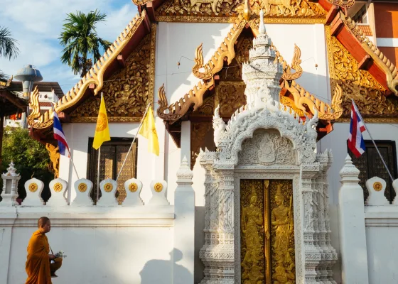 Ett tempel i den lilla staden Phrae, Thailand