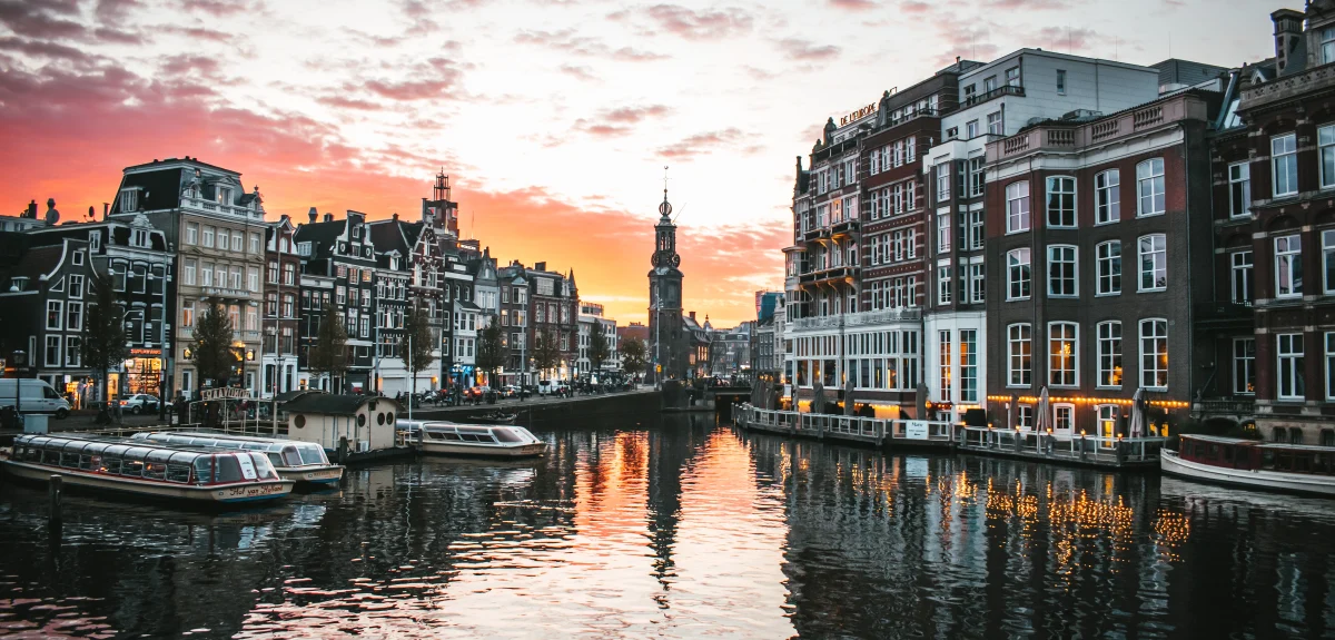 Karaktäristiska husfasader i Amsterdam