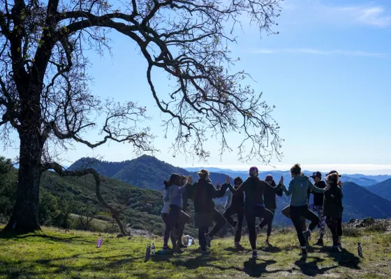 En gruppe mennesker som gjør yoga sammen i California-fjellene