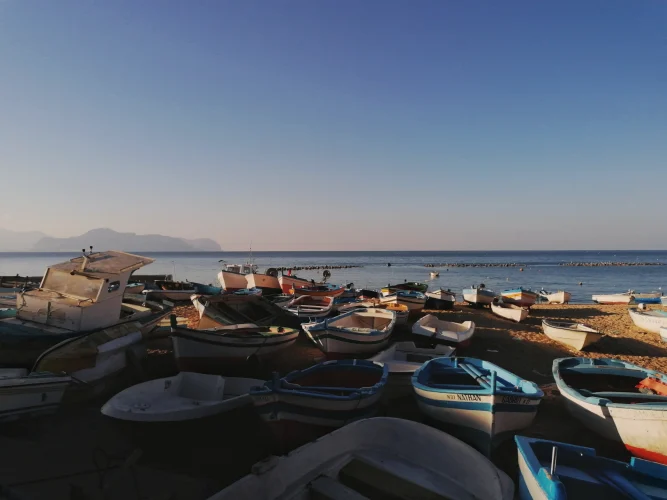 Små fiskebåter på stranden ved Palermo
