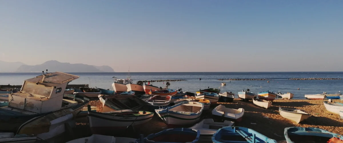 Små fiskerbåde på stranden ved Palermo