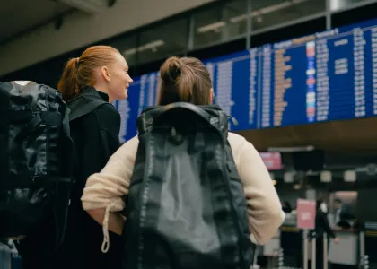 Redo för avgång med vänner på flygplatsen