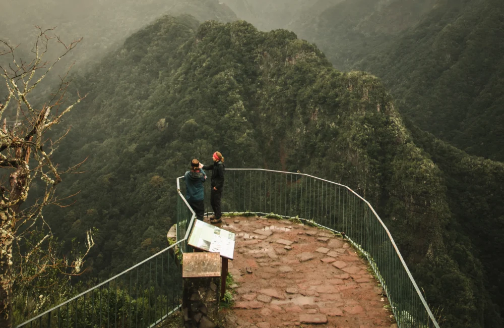 Två personer på utsiktspunkten Balcoes på Madeira