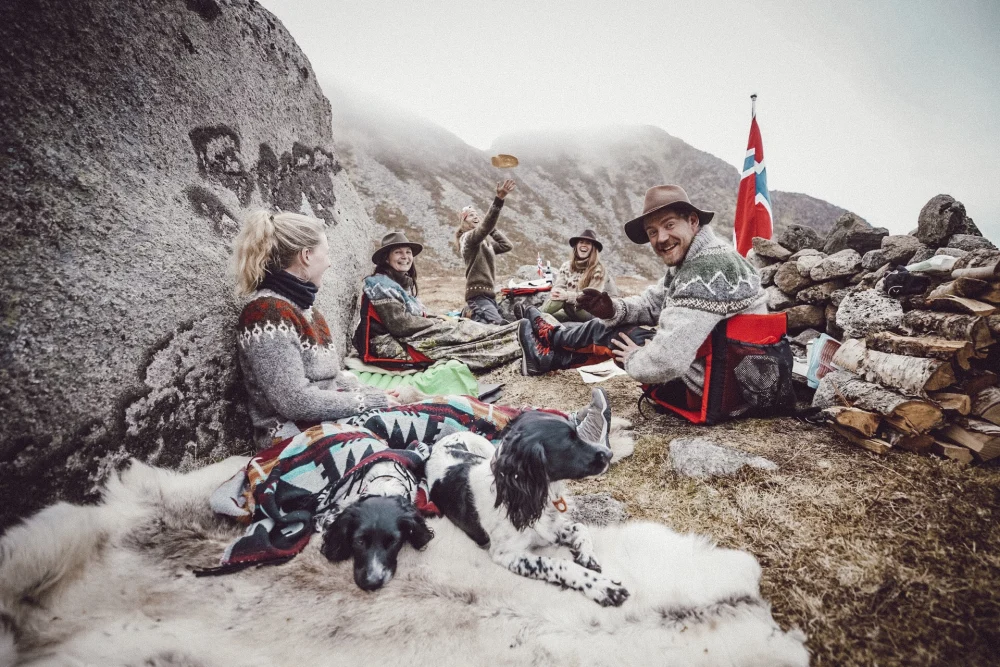 En grupp vänner som firar 17 maj i Lofoten