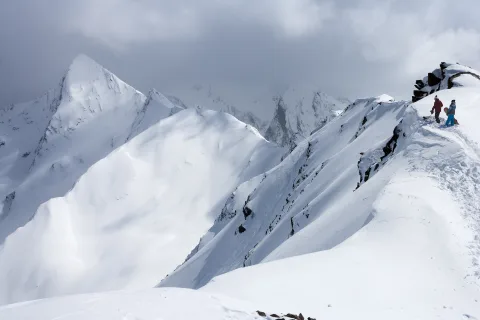 Två snowboardåkare i Alperna