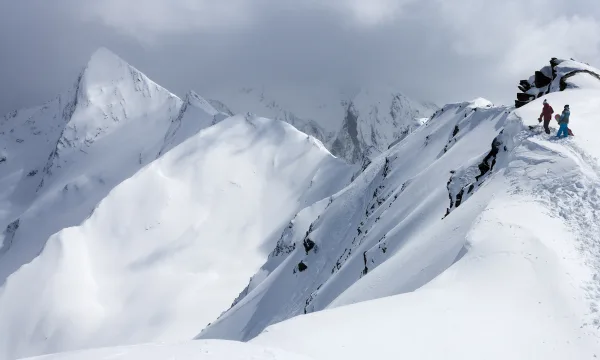 Två snowboardåkare i Alperna