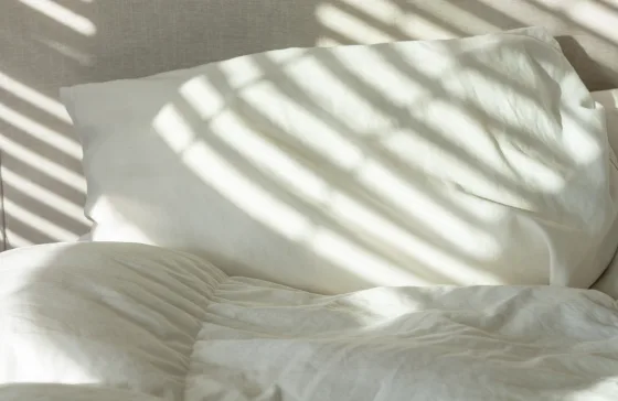 En seng med hvidt sengetøj
