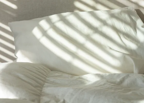 En seng med hvitt sengetøy
