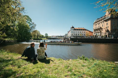 Two friends sitting by the moat in Gothenburg