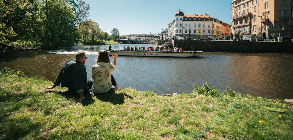 Two friends sitting by the moat in Gothenburg