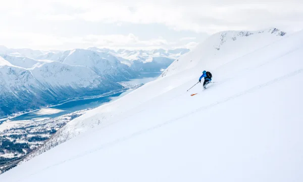 En skiløber i de norske fjelde
