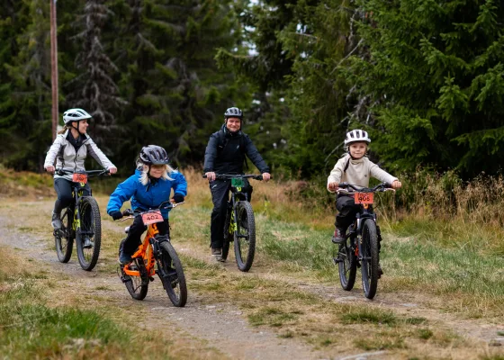 A family biking in Hafjell