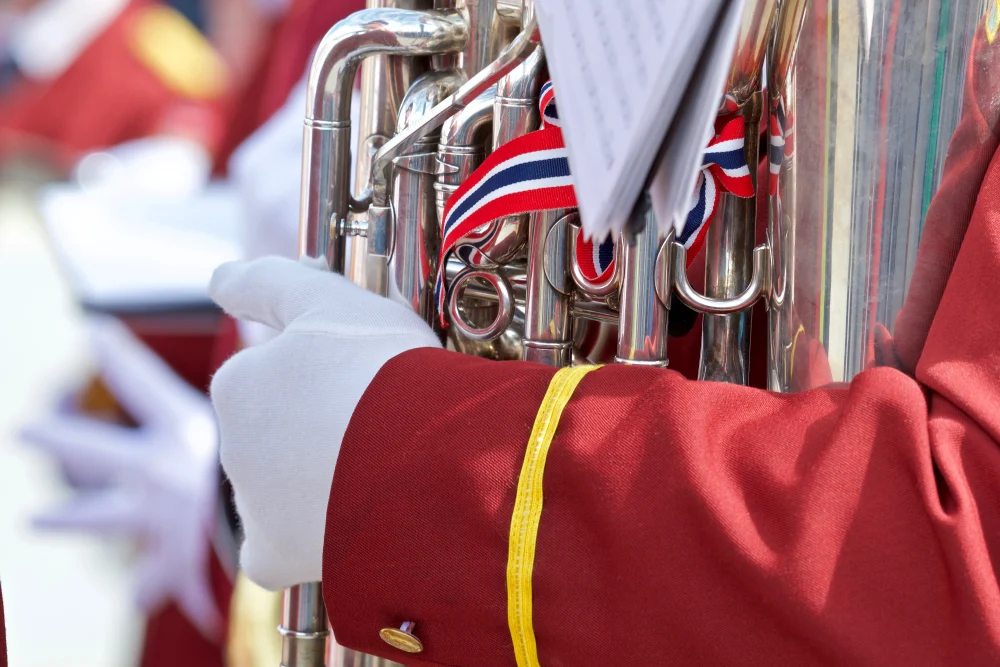 Ett blåsinstrument i paraden på den norska nationaldagen
