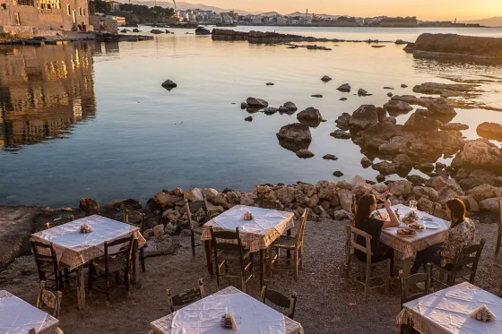 Solnedgång över restaurangen Thalassino Ageri i Chania