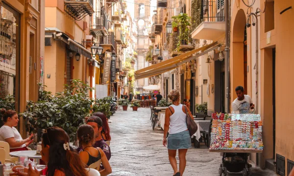 Livlig gata i Palermo