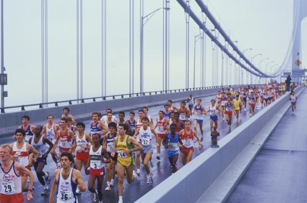Deltagere i New York City Marathon på Verrazano-Narrows bridge