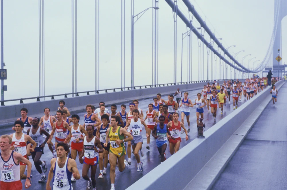 Deltakere i New York City Marathon på Verrazano-Narrows-broen