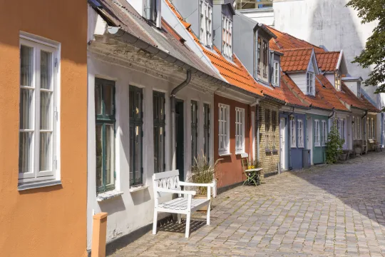 Fargerike husfasader i Ålborg, Danmark
