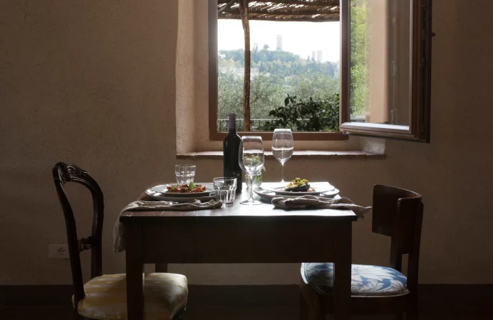 Ett dukat bord på restaurangen Agrivilla I Pini
