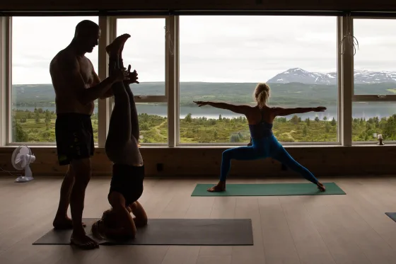 Folk laver yoga på Nøsen Yoga og Fjellhotell
