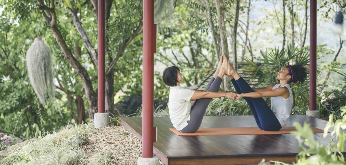 Två kvinnor som gör yoga på Kamalaya i Koh Samui, Thailand
