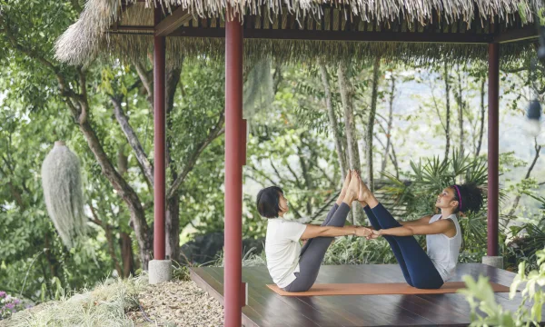 To kvinner gjør yoga på Kamalaya i Koh Samui, Thailand