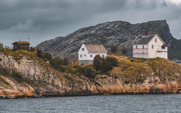 Hvite hus ved sjøen i Bodø