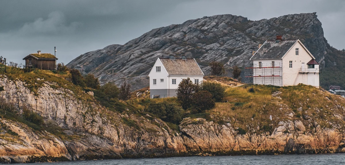 Hvite hus ved sjøen i Bodø