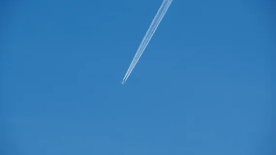 Spår efter flygplan på himlen