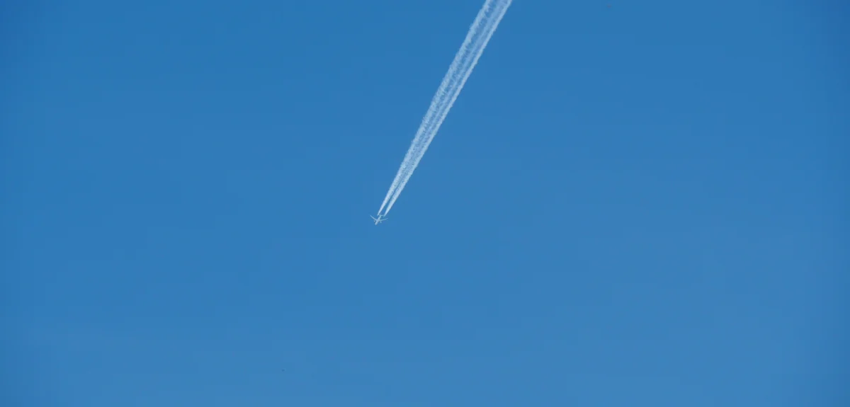 Spår efter flygplan på himlen