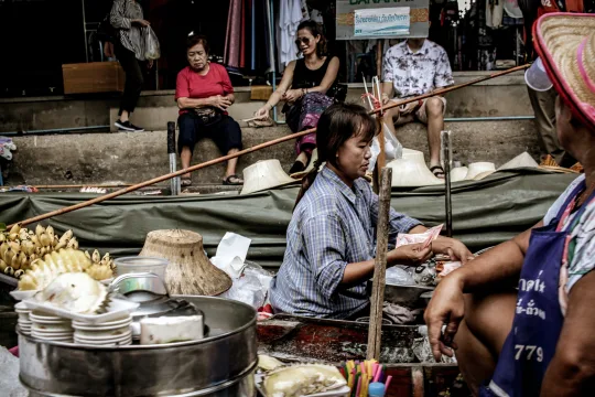 En kvinna som jobbar på en marknad i Bangkok