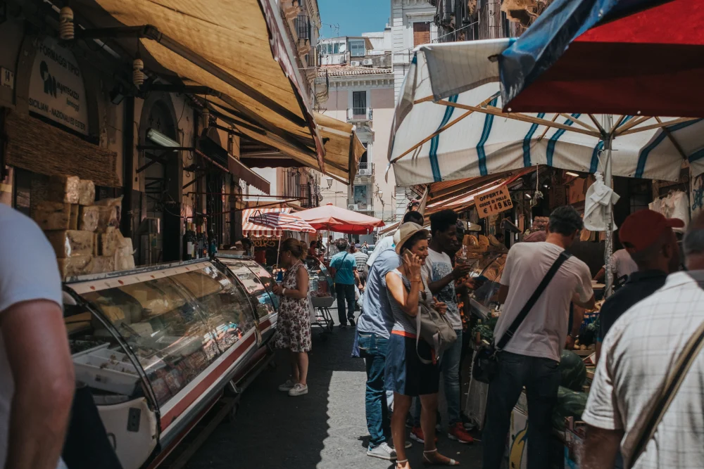 Folk på en matmarknad i Catania, Sicilien