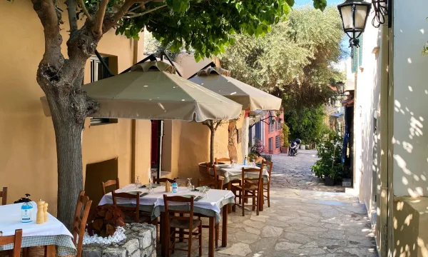 En restaurant med uteservering i Athen