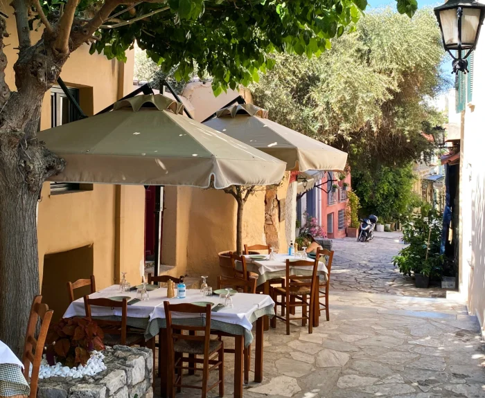 En restaurant med udendørs siddepladser i Athen