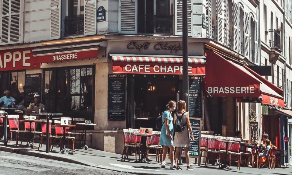 Två kvinnor utanför ett kafé i Nice