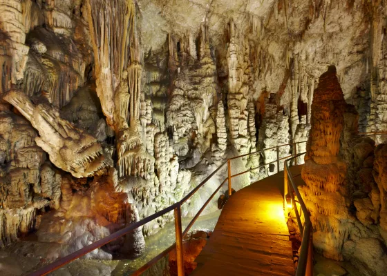 Inne i grottan Dikteon Cave på Kreta