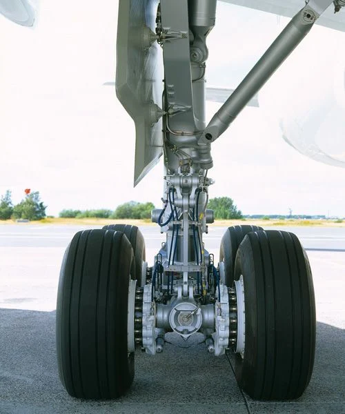 Bremser flyet ved hjælp af motorerne, eller er der bremser på hjulene?