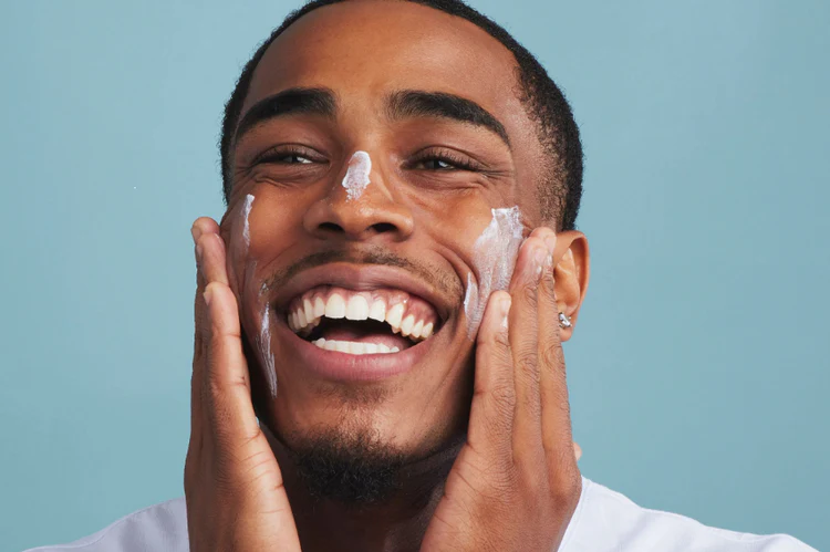 Man Using Sunscreen_Image