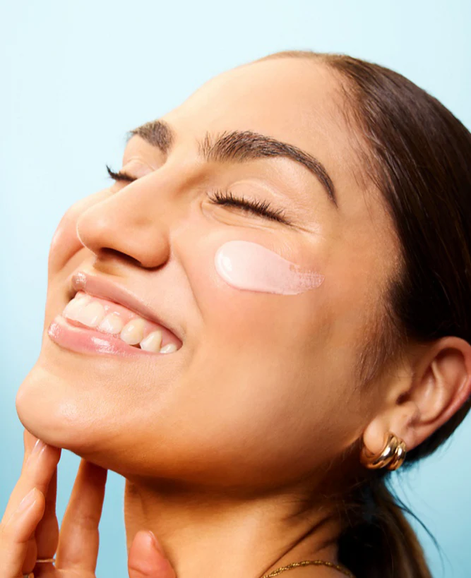 25 Biore UV Glowy Application 1 Hi Res - cropped 1000x