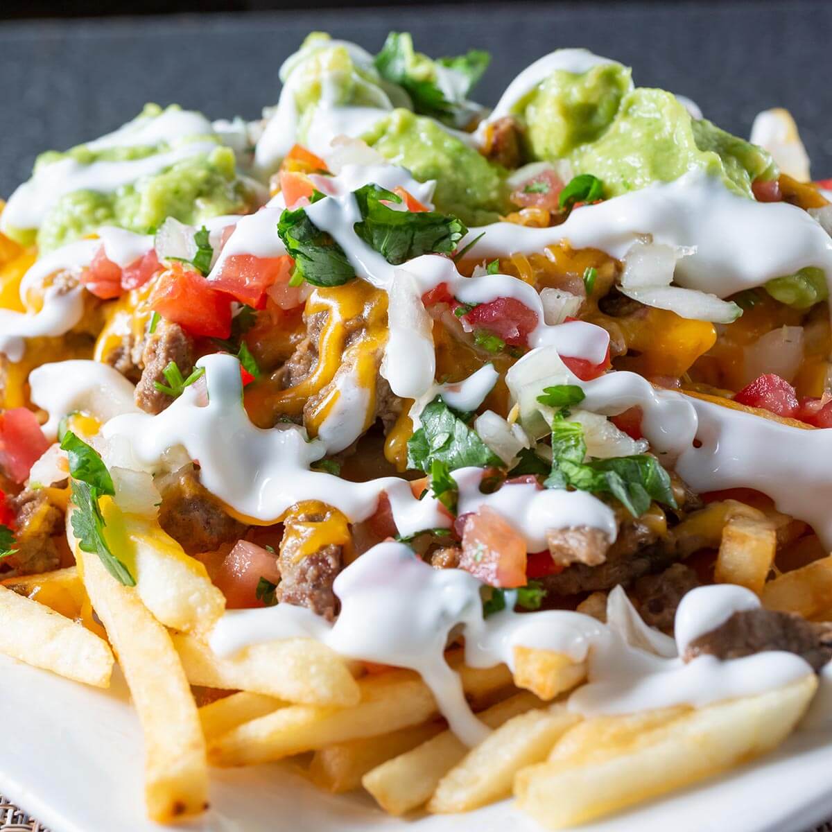 papas fritas con carne asada